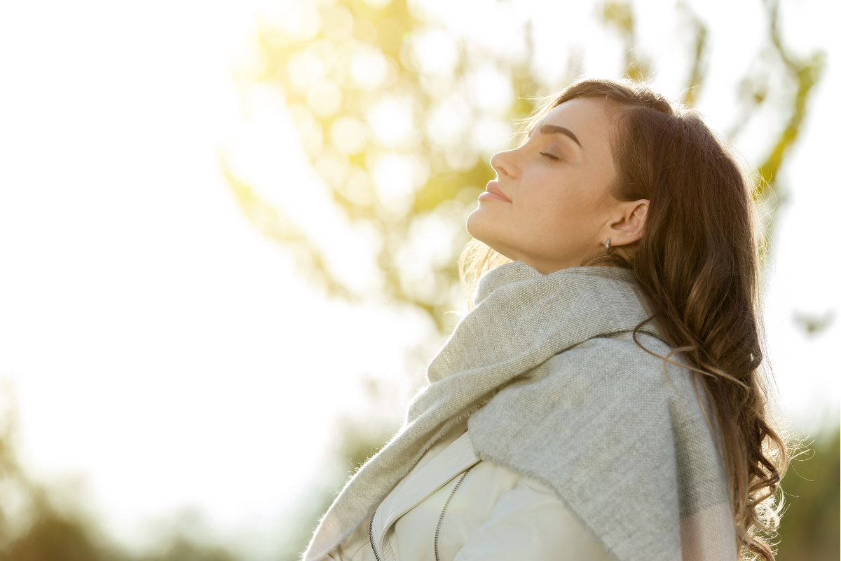 Femme qui respire l'air frais en automne