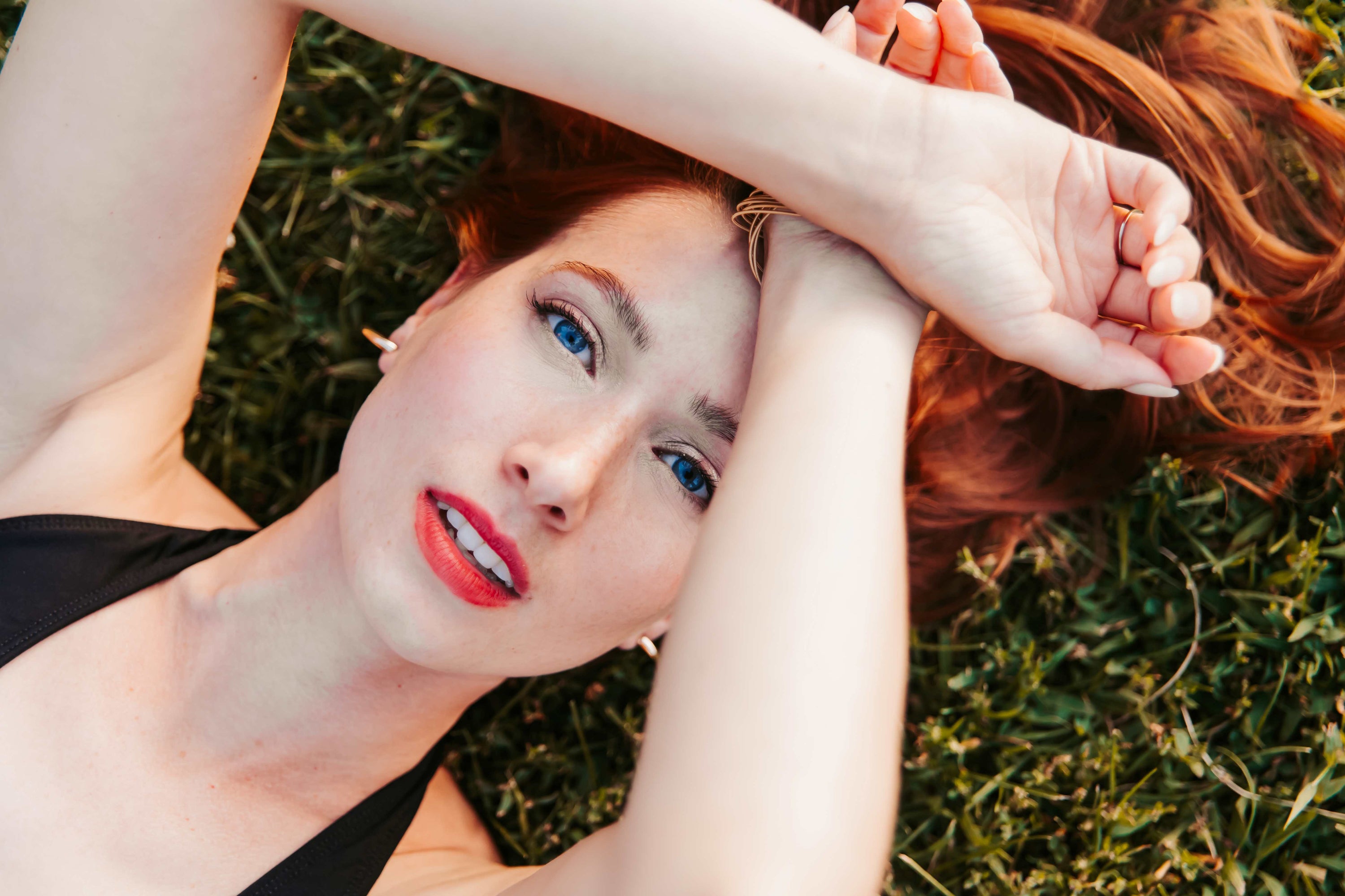 Femme allongée sur le gazon