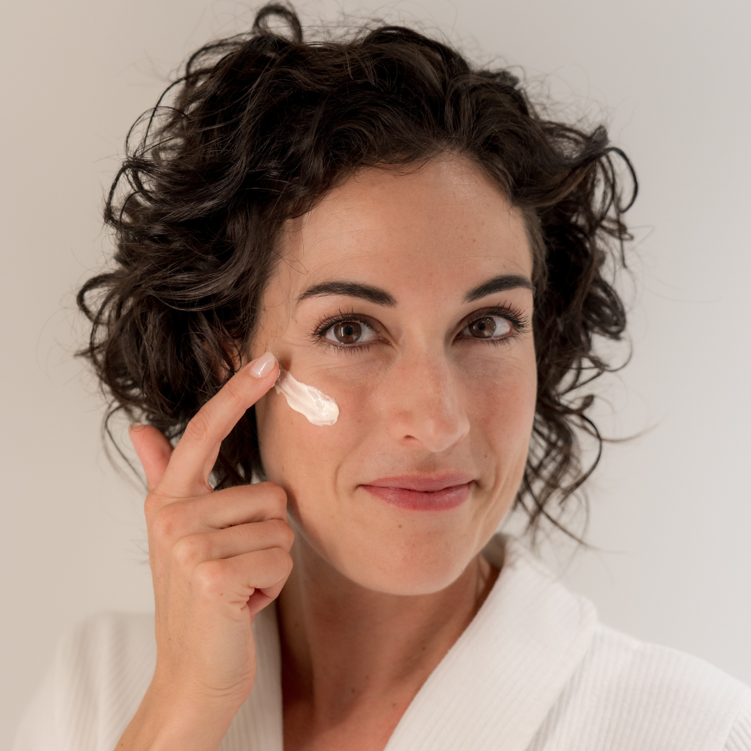 Femme qui utilise la crème naturelle pour le visage  ÖL cosmétiques