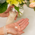 Femme qui utilise le lait hydratant pour le corps ÖL cosmétiques