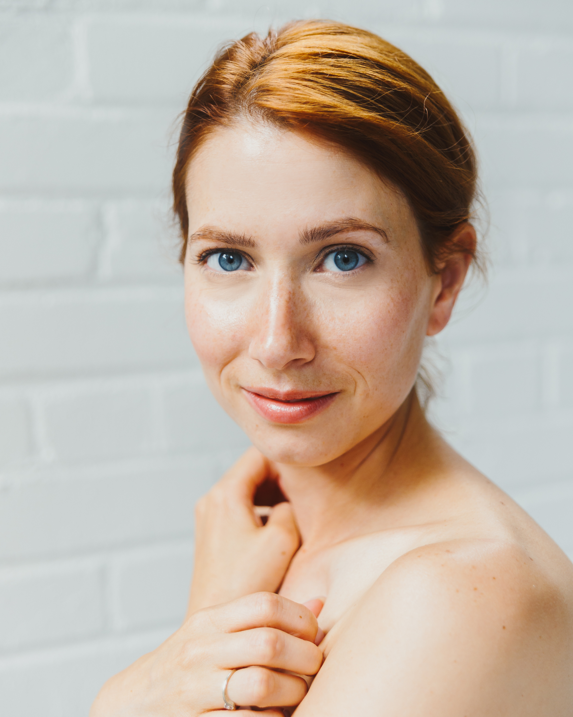 Femme souriante avec une peau saine et radieuse