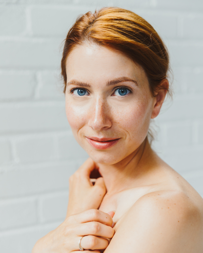 Femme souriante avec une peau saine et radieuse