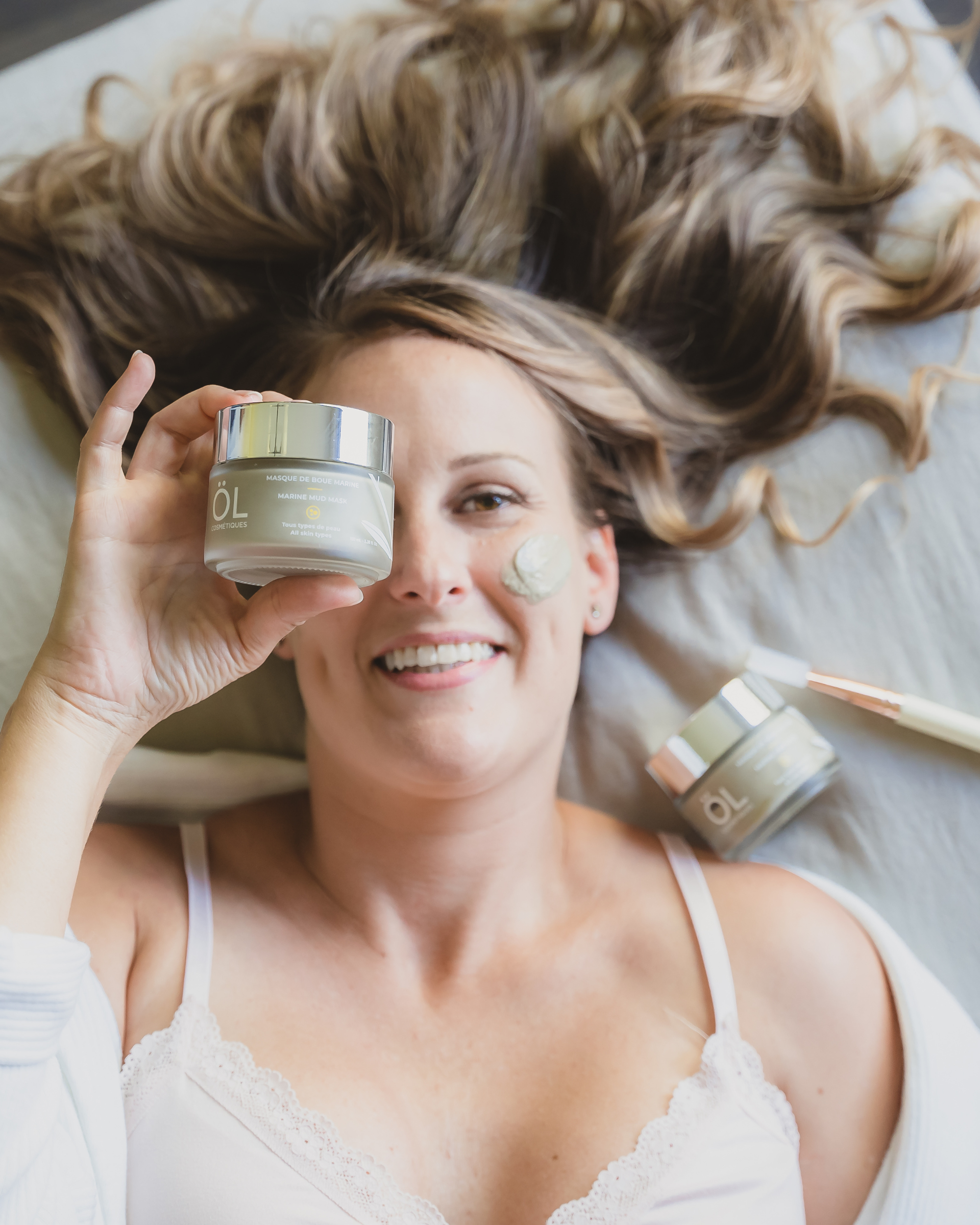 Femme avec masque de boue marine sur son visage